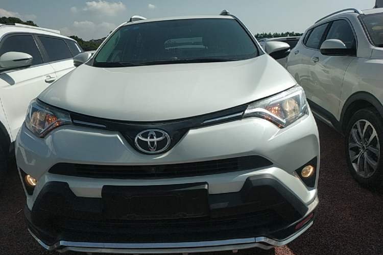 Used Toyota RAV4 2019 2.0L CVT Two-Wheel Drive Luxury Version China VI Standard Front