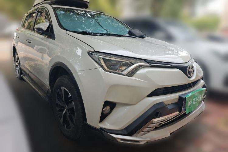 Used Toyota RAV4 2019 2.0L CVT Two-Wheel Drive Luxury Version China VI Standard Front Right 45 Deg