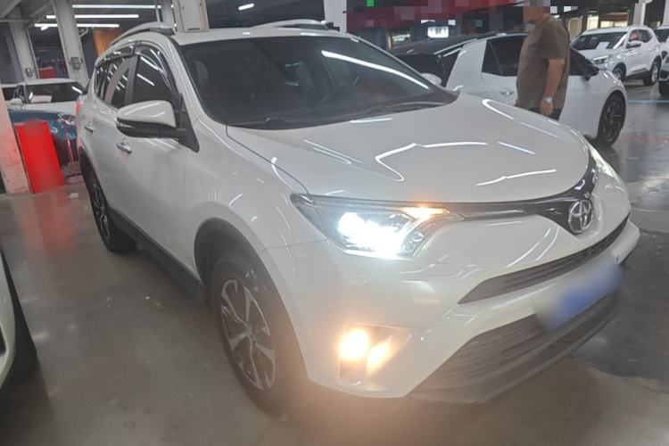 Used Toyota RAV4 2019 2.0L CVT Two-Wheel Drive Luxury Version China VI Standard Front Right 45 Deg