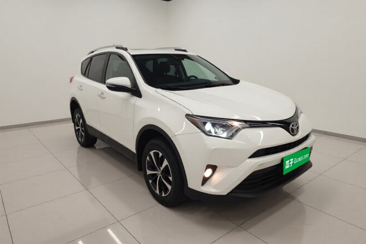 Used Toyota RAV4 2019 2.0L CVT Two-Wheel Drive Luxury Version China VI Standard Front Right 45 Deg
