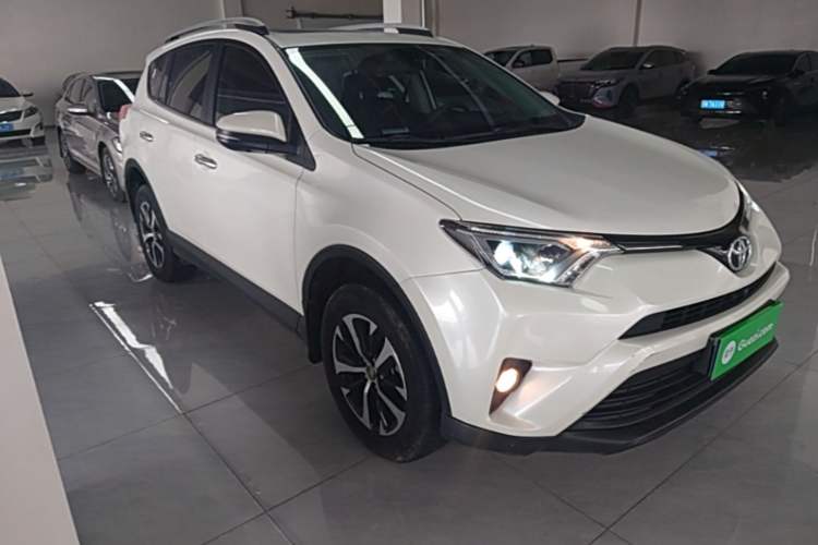 Used Toyota RAV4 2019 2.0L CVT Two-Wheel Drive Luxury Version China VI Standard Front Right 45 Deg