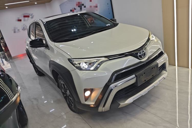 Used Toyota RAV4 2019 2.0L CVT Two-Wheel Drive Fashion X Limited Edition China VI Standard Front Right 45 Deg
