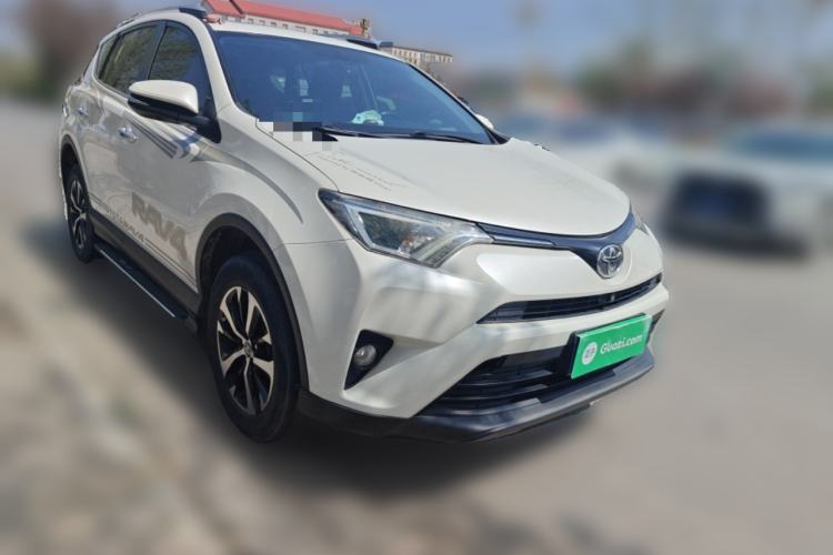 Used Toyota RAV4 2019 2.0L CVT Two-Wheel Drive Luxury Version China VI Standard Front Right 45 Deg
