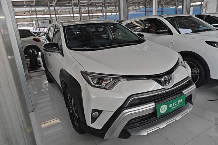 Used Toyota RAV4 2019 2.0L CVT Two-Wheel Drive Fashion X Limited Edition China V Standard Front Right 45 Deg
