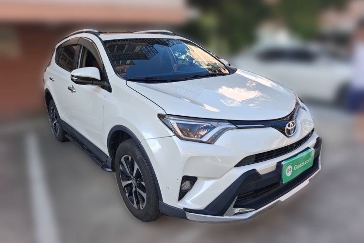 Used Toyota RAV4 2019 2.0L CVT Two-Wheel Drive Luxury Version China VI Standard Front Right 45 Deg