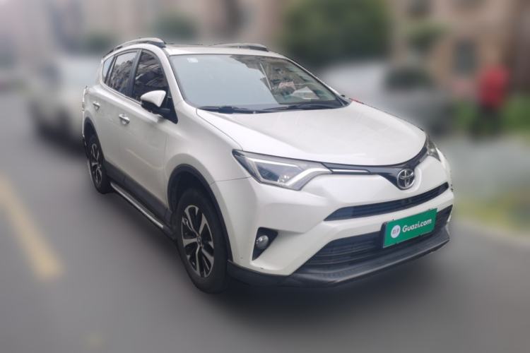 Used Toyota RAV4 2019 2.0L CVT Two-Wheel Drive Luxury Version China VI Standard Front Right 45 Deg