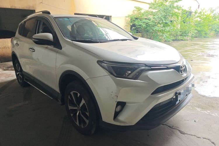 Used Toyota RAV4 2019 2.0L CVT Two-Wheel Drive Luxury Version China VI Standard Front Right 45 Deg