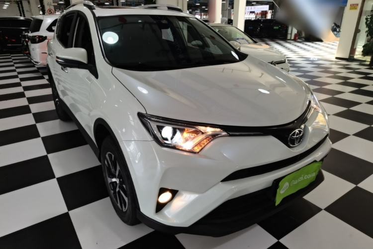 Used Toyota RAV4 2019 2.0L CVT Two-Wheel Drive Luxury Version China VI Standard Front Right 45 Deg