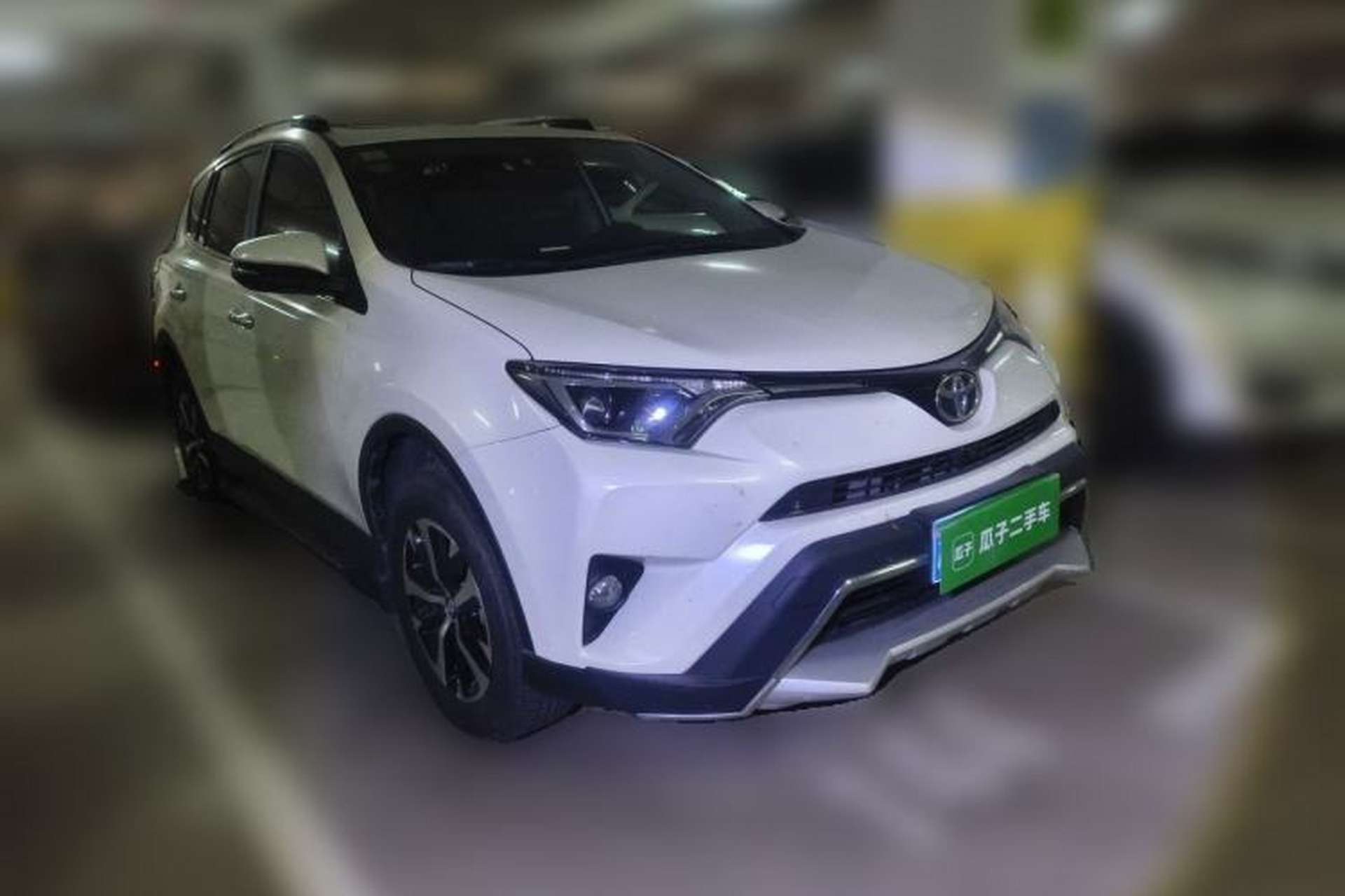 Used Toyota RAV4 2019 2.0L CVT Two-Wheel Drive Luxury Version China VI Standard Front Right 45 Deg