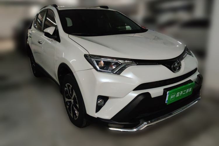 Used Toyota RAV4 2019 2.0L CVT Two-Wheel Drive Luxury Version China VI Standard Front Right 45 Deg