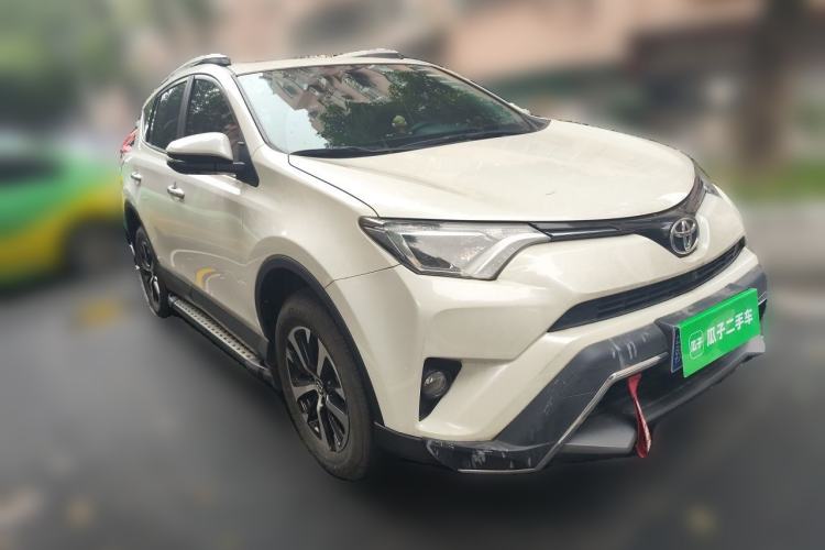 Used Toyota RAV4 2019 2.0L CVT Two-Wheel Drive Luxury Version China VI Standard Front Right 45 Deg