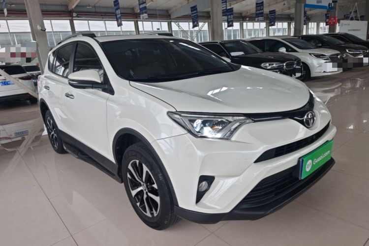 Used Toyota RAV4 2019 2.0L CVT Two-Wheel Drive Luxury Version China VI Standard Front Right 45 Deg