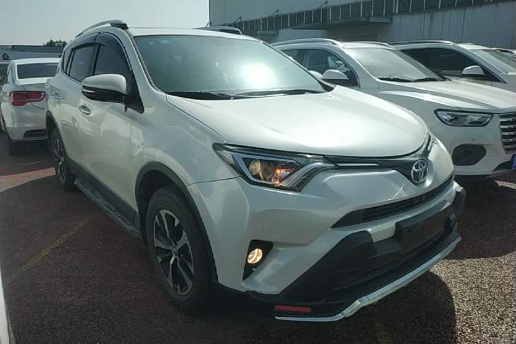 Used Toyota RAV4 2019 2.0L CVT Two-Wheel Drive Luxury Version China VI Standard Front Right 45 Deg