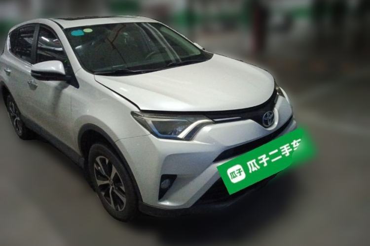 Used Toyota RAV4 2019 2.0L CVT Two-Wheel Drive Luxury Version China VI Standard Front Right 45 Deg