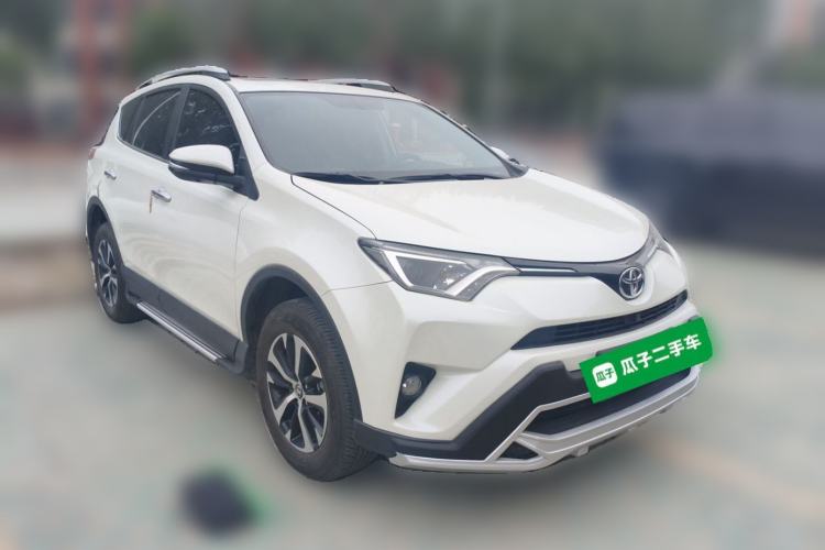 Used Toyota RAV4 2019 2.0L CVT Two-Wheel Drive Luxury Version China VI Standard Front Right 45 Deg