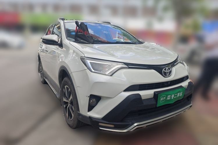 Used Toyota RAV4 2019 2.0L CVT Two-Wheel Drive Luxury Version China VI Standard Front Right 45 Deg