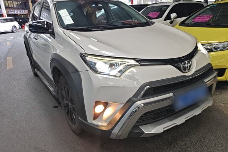 Used Toyota RAV4 2019 2.0L CVT Two-Wheel Drive Fashion X Limited Edition China VI Standard Front Right 45 Deg