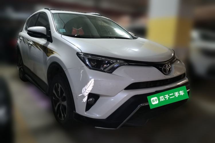 Used Toyota RAV4 2019 2.0L CVT Two-Wheel Drive Luxury Version China VI Standard Front Right 45 Deg