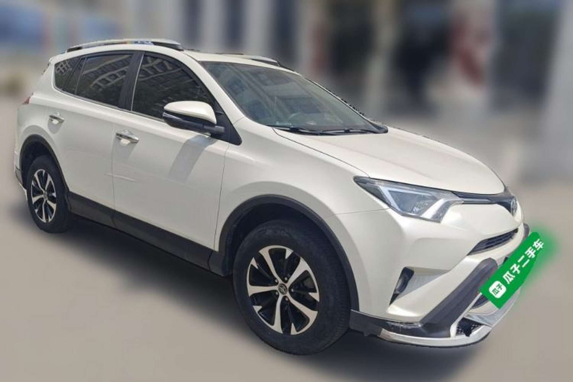 Used Toyota RAV4 2019 2.0L CVT Two-Wheel Drive Luxury Version China VI Standard Front Right 45 Deg
