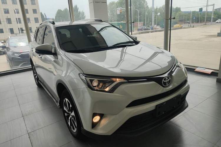 Used Toyota RAV4 2019 2.0L CVT Two-Wheel Drive Luxury Version China VI Standard Front Right 45 Deg