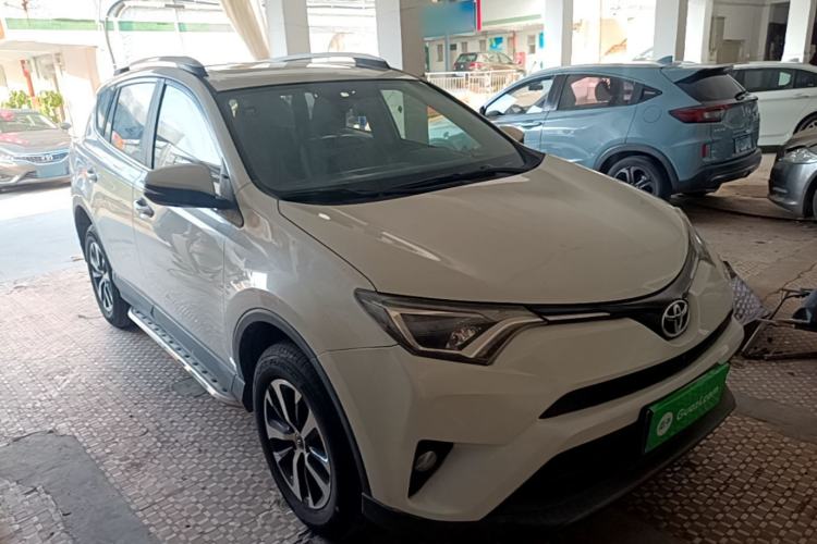 Used Toyota RAV4 2019 2.0L CVT Two-Wheel Drive Luxury Version China VI Standard Front Right 45 Deg