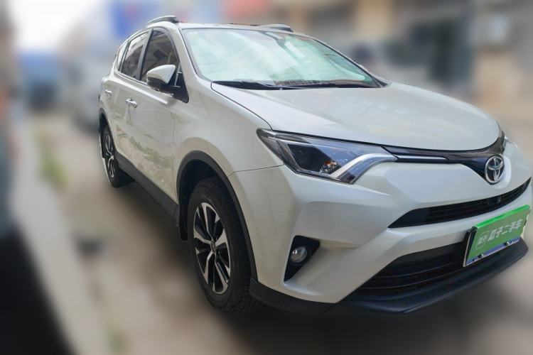 Used Toyota RAV4 2019 2.0L CVT Two-Wheel Drive Luxury Version China VI Standard Front Right 45 Deg