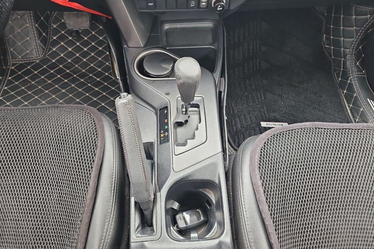 Used Toyota RAV4 2019 2.0L CVT Two-Wheel Drive Fashion X Limited Edition China V Standard Gear Lever