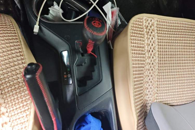 Used Toyota RAV4 2019 2.0L CVT Two-Wheel Drive Luxury Version China VI Standard Gear Lever