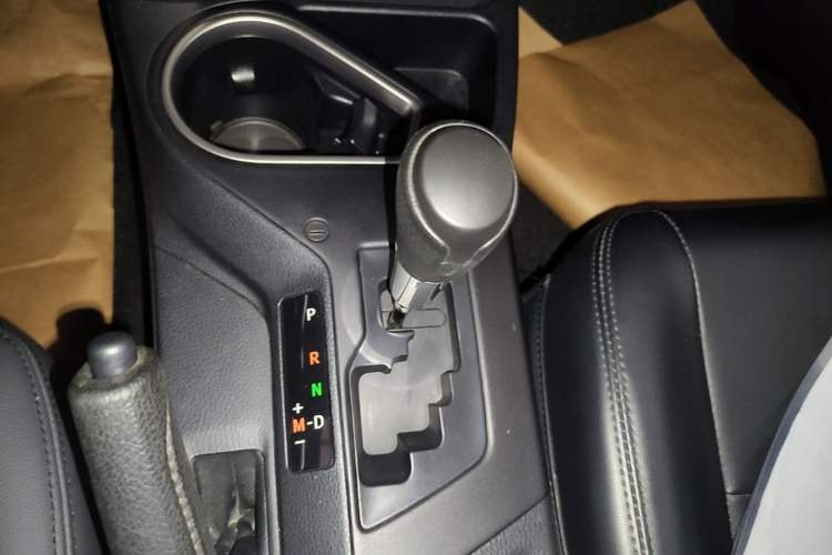 Used Toyota RAV4 2019 2.0L CVT Two-Wheel Drive Fashion X Limited Edition China V Standard Gear Lever