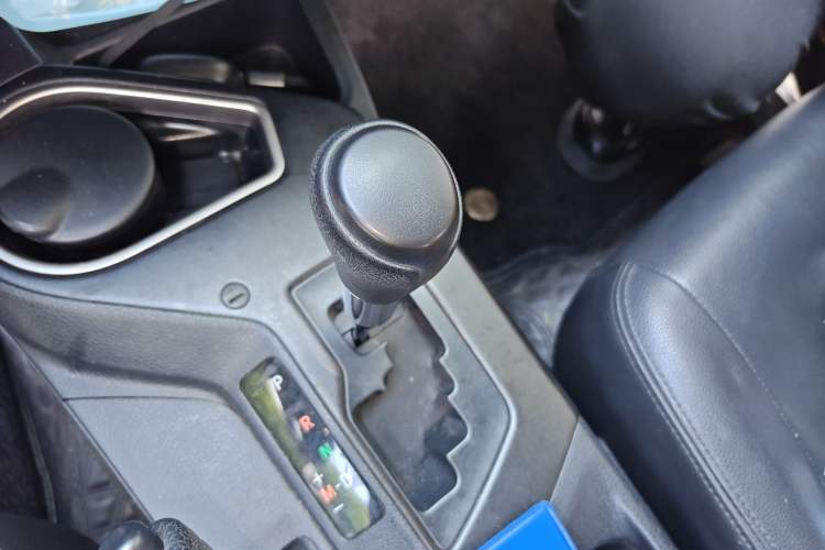 Used Toyota RAV4 2019 2.0L CVT Two-Wheel Drive Luxury Version China VI Standard Gear Lever