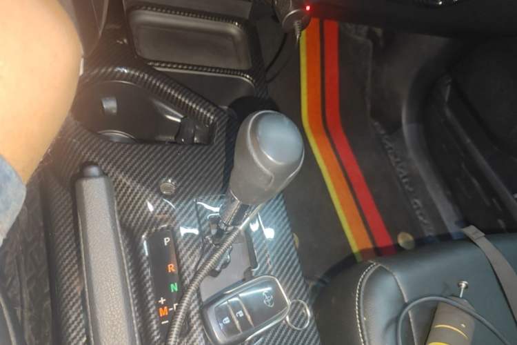Used Toyota RAV4 2019 2.0L CVT Two-Wheel Drive Luxury Version China VI Standard Gear Lever