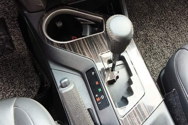 Used Toyota RAV4 2019 2.0L CVT Two-Wheel Drive Pioneer Edition China VI Standard Gear Lever