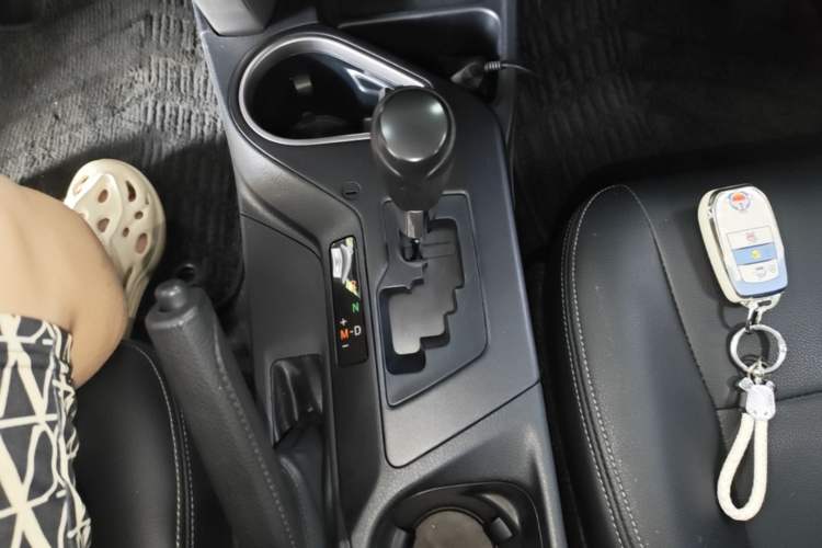 Used Toyota RAV4 2019 2.0L CVT Two-Wheel Drive Fashion X Limited Edition China VI Standard Gear Lever