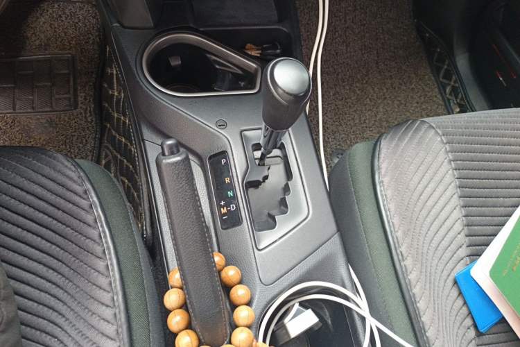 Used Toyota RAV4 2019 2.0L CVT Two-Wheel Drive Luxury Version China VI Standard Gear Lever