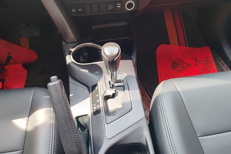 Used Toyota RAV4 2019 2.0L CVT Two-Wheel Drive Fashion X Limited Edition China VI Standard Gear Lever