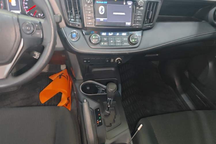 Used Toyota RAV4 2019 2.0L CVT Two-Wheel Drive Fashion X Limited Edition China VI Standard Gear Lever