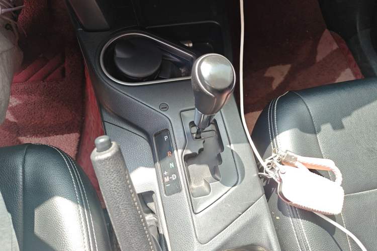 Used Toyota RAV4 2019 2.0L CVT Two-Wheel Drive Luxury Version China VI Standard Gear Lever