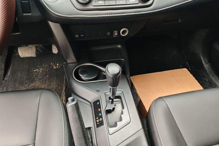 Used Toyota RAV4 2019 2.0L CVT Two-Wheel Drive Fashion X Limited Edition China VI Standard Gear Lever