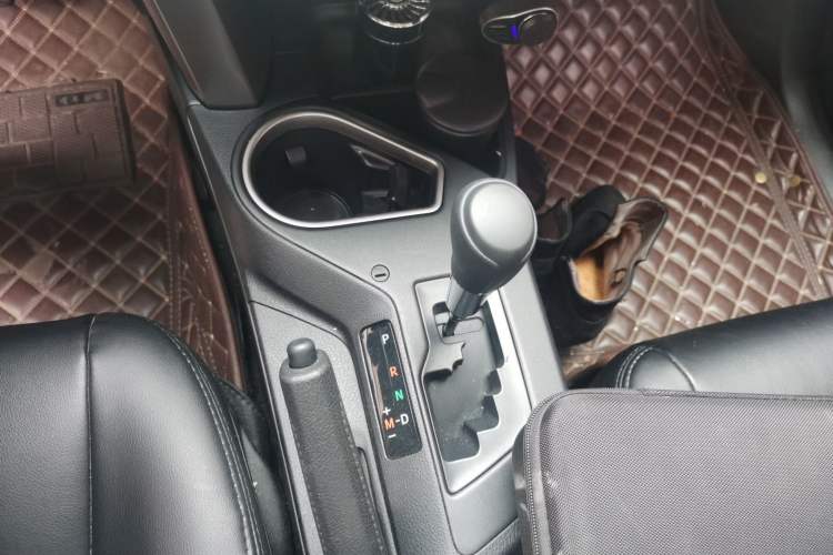 Used Toyota RAV4 2019 2.0L CVT Two-Wheel Drive Luxury Version China VI Standard Gear Lever
