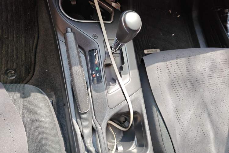 Used Toyota RAV4 2019 2.0L CVT Two-Wheel Drive Luxury Version China VI Standard Gear Lever