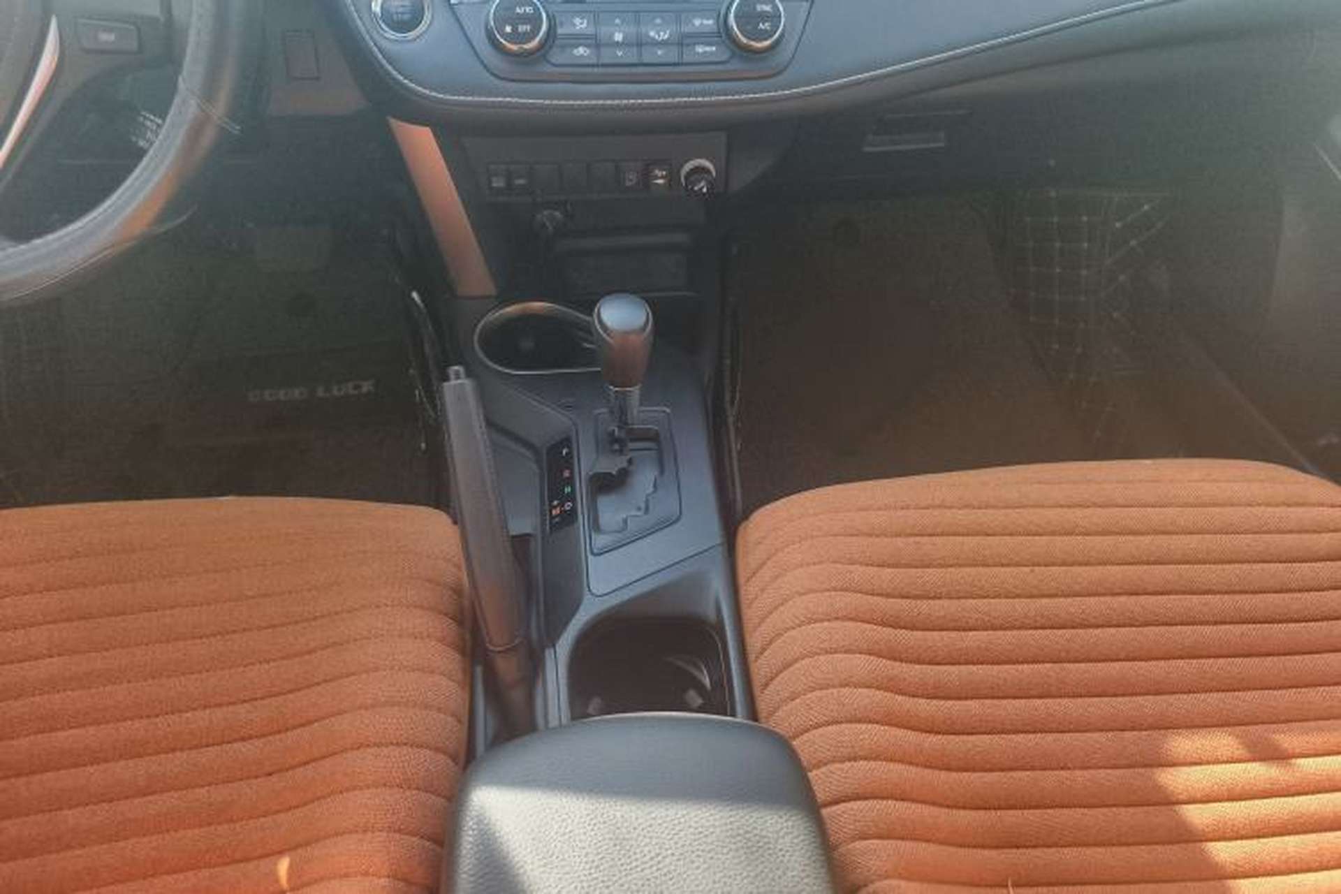 Used Toyota RAV4 2019 2.0L CVT Two-Wheel Drive Luxury Version China VI Standard Gear Lever