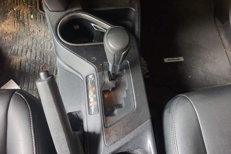 Used Toyota RAV4 2019 2.0L CVT Two-Wheel Drive Luxury Version China VI Standard Gear Lever