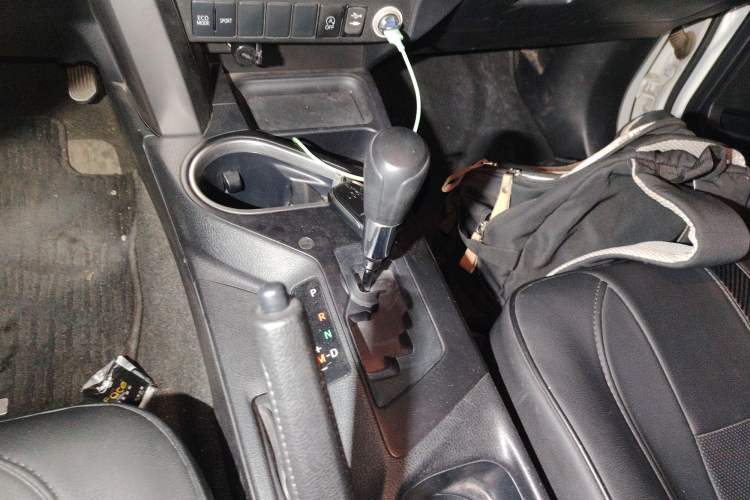 Used Toyota RAV4 2019 2.0L CVT Two-Wheel Drive Fashion X Limited Edition China V Standard Gear Lever