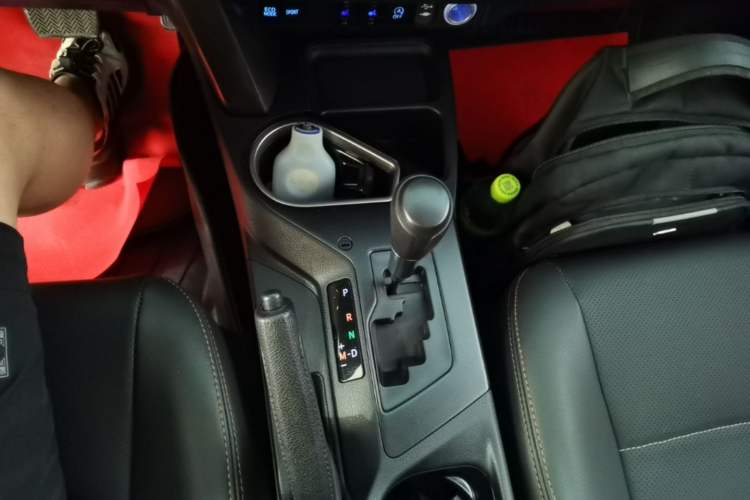 Used Toyota RAV4 2019 2.0L CVT Two-Wheel Drive Luxury Version China VI Standard Gear Lever