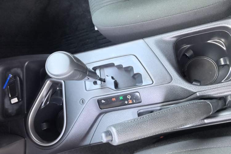 Used Toyota RAV4 2019 2.0L CVT Two-Wheel Drive Fashion X Limited Edition China VI Standard Gear Lever