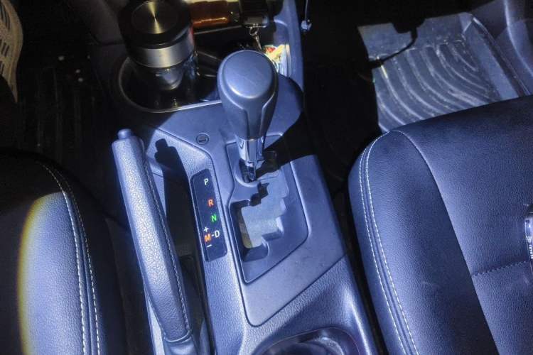 Used Toyota RAV4 2019 2.0L CVT Two-Wheel Drive Luxury Version China VI Standard Gear Lever