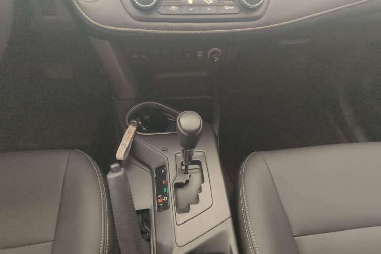 Used Toyota RAV4 2019 2.0L CVT Two-Wheel Drive Luxury Version China VI Standard Gear Lever