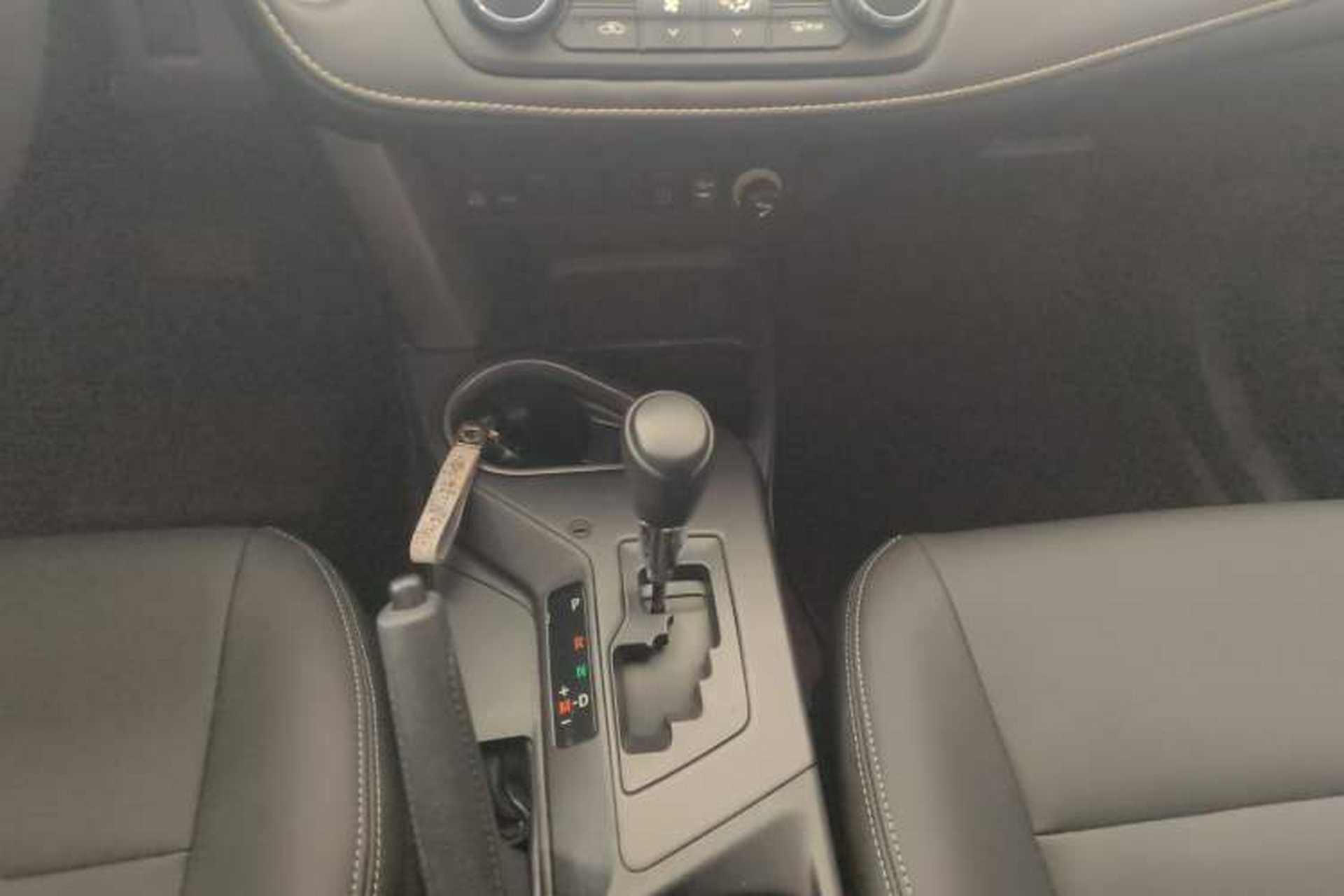 Used Toyota RAV4 2019 2.0L CVT Two-Wheel Drive Luxury Version China VI Standard Gear Lever