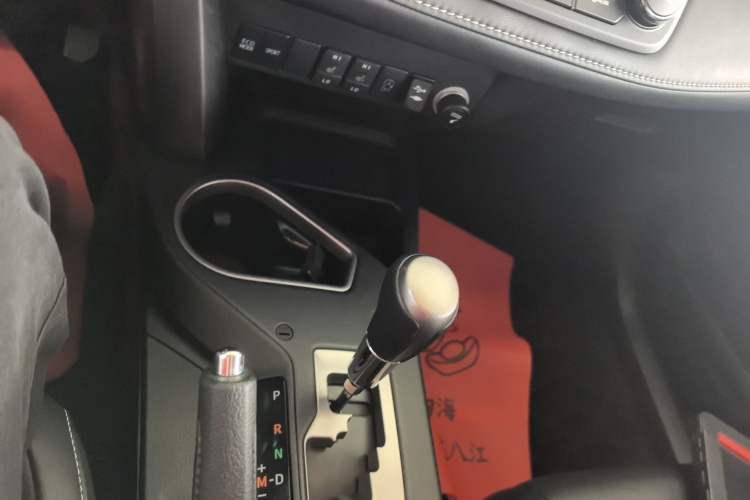 Used Toyota RAV4 2019 2.0L CVT Two-Wheel Drive ZhiShang Version China VI Standard Gear Lever