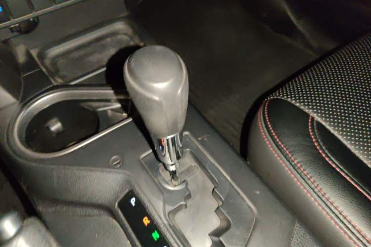 Used Toyota RAV4 2019 2.0L CVT Two-Wheel Drive Luxury Version China VI Standard Gear Lever